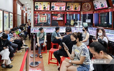 Người dân xếp hàng chờ giao dịch tại cửa hàng vàng Bảo Tín Minh Châu
