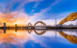 Thành phố đáng sống bậc nhất Việt Nam sở hữu cây cầu đầu tiên và duy nhất có thể phun lửa, phun nước, thiết kế độc đáo lọt top kỳ quan kiến trúc thế giới