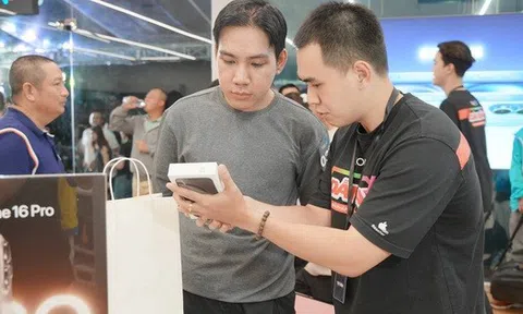 Người dân mê iPhone 16, các nhà bán lẻ kiếm bộn tiền