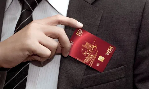 NCB ra mắt thẻ Visa phiên bản giới hạn mừng 50 năm thống nhất đất nước
