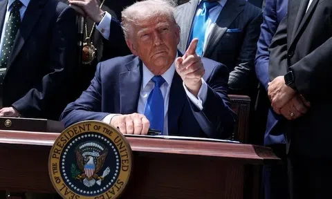 Ông Trump vật lộn để giải thích dữ liệu kinh tế yếu kém