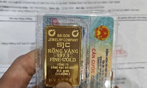 Giá vàng miếng SJC và vàng nhẫn bất ngờ ngược dòng giá vàng thế giới