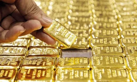 Giá vàng giảm mạnh, cổ phiếu PNJ "bốc đầu" kịch trần, điều gì đang diễn ra?