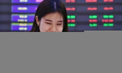 VN-Index vượt đỉnh 3 năm