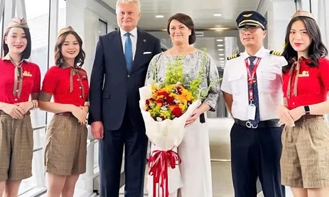 Tổng thống Litva đến Hà Nội trên chuyên cơ Vietjet