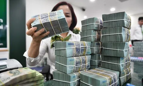 Khách rút toàn bộ tiền tiết kiệm cho con trai xây nhà, ngân hàng gọi công an ngay: Hoá ra có chuyện lớn