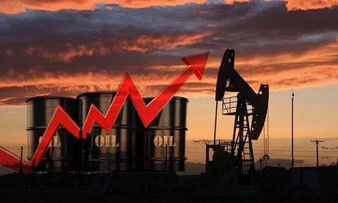 Giá dầu tăng nóng sau diễn biến mới tại Trung Đông, cổ phiếu dầu khí đồng loạt “bốc đầu”