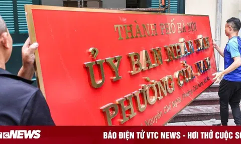 Hà Nội thay biển trụ sở phường mới, sẵn sàng vận hành chính quyền 2 cấp từ 1/7