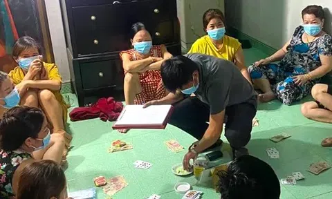 Nữ trưởng phòng công ty bảo hiểm đánh bạc với 9 phụ nữ