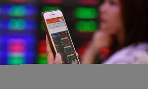 VN-Index không ngừng tăng, người cầm tiền nên mua đuổi hay quan sát?