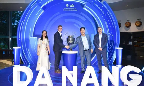 Chủ tịch FPT Trương Gia Bình đích thân đón chiếc cúp danh giá nhất Châu Âu đến Đà Nẵng
