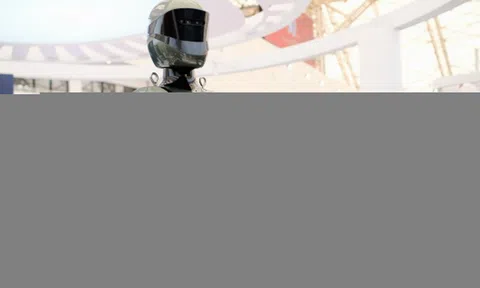 Tận thấy robot hình người của Vingroup đi lại, chào cờ