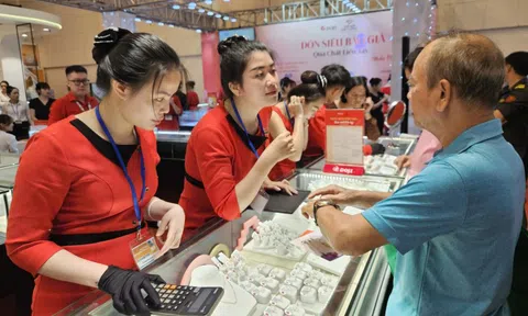 Giá vàng lại lập kỷ lục, người ôm vàng miếng SJC đang lãi hơn 50 triệu đồng mỗi lượng