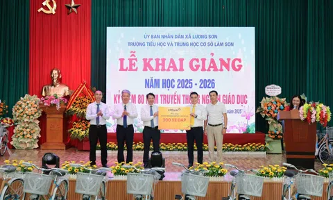 LPBank trao 300 xe đạp cho học sinh nghèo Đất Tổ nhân dịp khai giảng