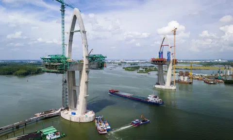 Cảnh đối lập ở hai bờ cầu Phước An nối TP.HCM và Đồng Nai