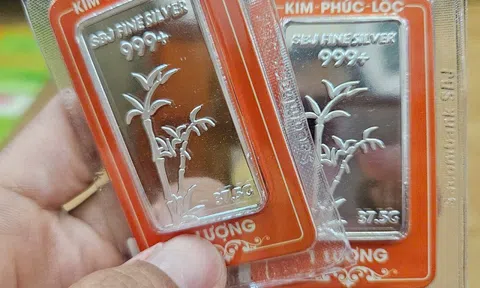 Chiều 9-9, giá vàng vẫn duy trì ở mức cao, giá bạc gây bất ngờ