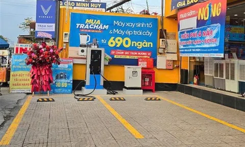 Tỷ phú Phạm Nhật Vượng "bắt tay" ông Nguyễn Đức Tài triển khai hơn 2.000 trạm sạc, điểm đổi pin VinFast tại cửa hàng Thế Giới Di Động
