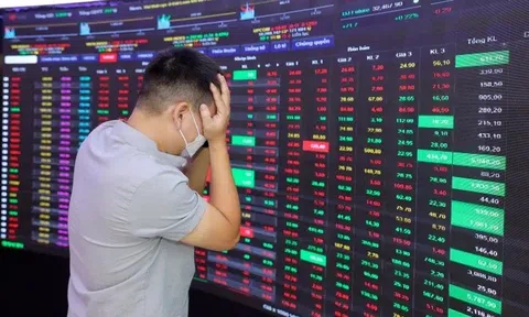 Bán 'chui' cổ phiếu, người liên quan lãnh đạo doanh nghiệp bị phạt
