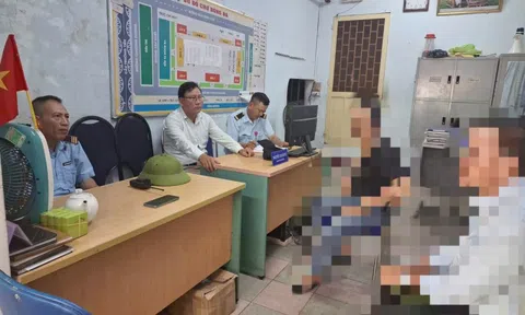 Người thợ sửa giày ở chợ bị đình chỉ hoạt động vì lấy giá "chặt chém"