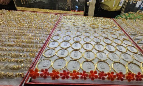 Giá vàng cao chót vót, người vay vàng, có kế hoạch cưới "khóc ròng"