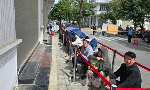 Xếp hàng nộp hồ sơ mua NOXH ngoại thành Hà Nội từ 2 giờ sáng