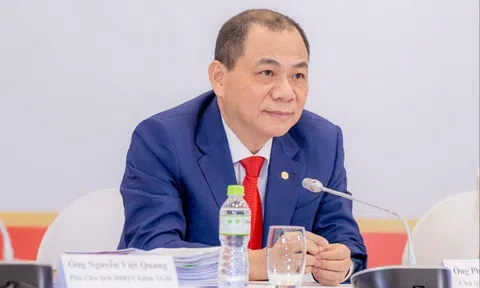 Cổ phiếu Vingroup vượt đỉnh, ông Vượng 'bỏ túi' 1 tỷ USD