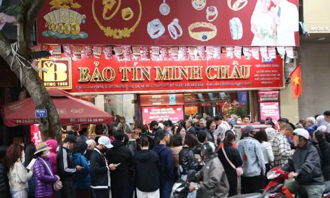 Lo giá vàng giảm nữa, nhiều người tiếp tục mang đi bán