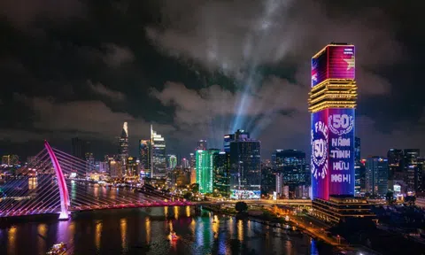 Tòa tháp Saigon Marina IFC rực sáng chào mừng đối tác chiến lược toàn diện Việt - Anh