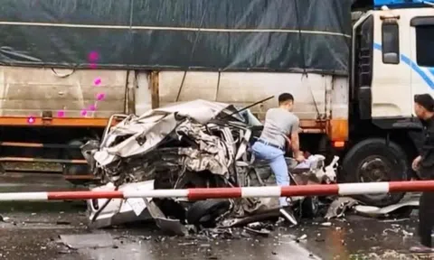 Vụ xe con bị vò nát: Thiết kế "mềm" giúp tài xế thoát chết