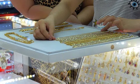 Giá vàng hôm nay 15-11: Vàng thế giới "bốc hơi" 118 USD