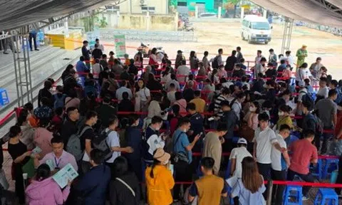 Hàng trăm khách thức đêm chờ mua NƠXH, chủ đầu tư bất ngờ đổi 'chiến thuật'