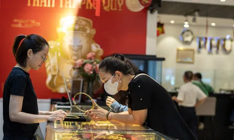 Giá vàng rớt mạnh, người mua lỗ nặng