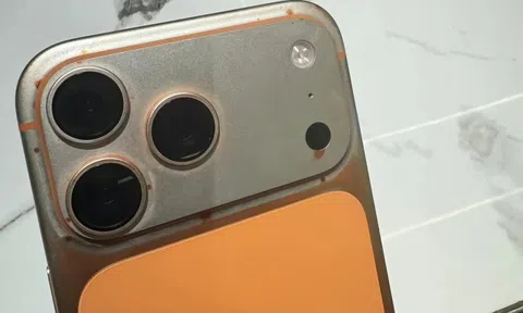 Xôn xao vụ iPhone 17 Pro Max màu cam vũ trụ bị tróc sơn do "lau bằng khăn ướt"