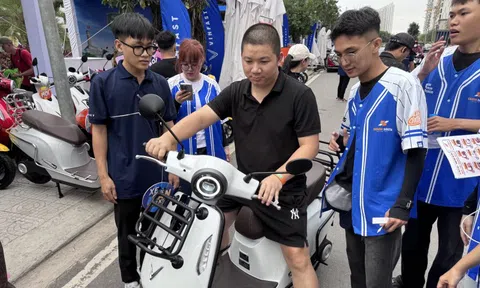 Doanh số xe máy điện tăng chóng mặt