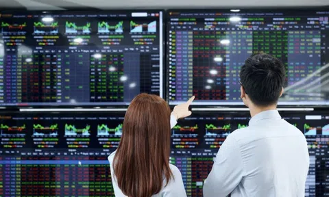 Tâm điểm giao dịch chứng khoán đang hướng vào nhóm nào?