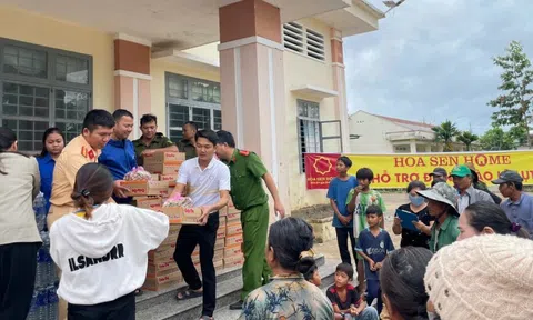 Tập đoàn Hoa Sen cứu trợ nhu yếu phẩm cho bà con vùng lũ xuyên đêm