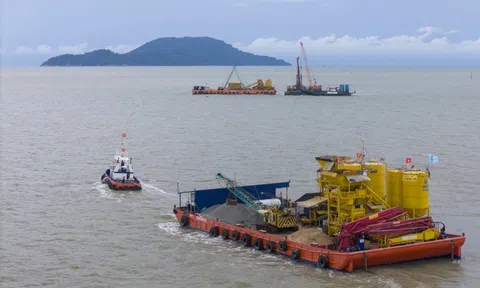 Cận cảnh công trường dự án cầu vượt biển dài nhất Việt Nam