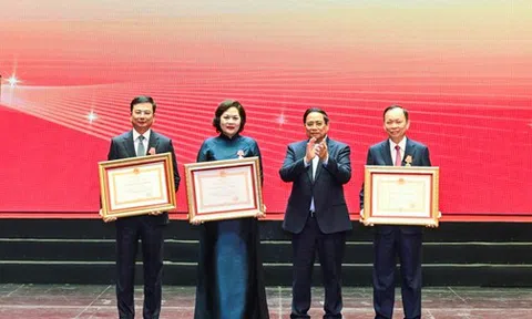 Thống đốc NHNN Nguyễn Thị Hồng, Phó Thống đốc Phạm Thanh Hà được trao tặng huân chương lao động hạng Nhất