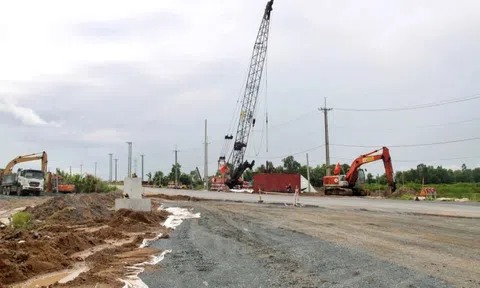 Phấn đấu giữa tháng 12 này bàn giao toàn bộ mặt bằng cao tốc Cà Mau - Đất Mũi