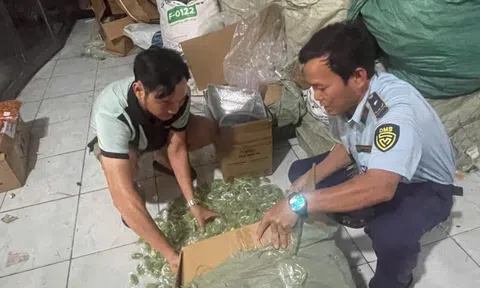 Phát hiện và tạm giữ hơn một tấn bánh kẹo không rõ nguồn gốc, xuất xứ