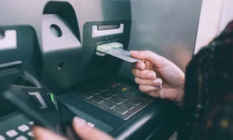 Phát hiện thủ đoạn hoàn toàn mới, điều khiển máy ATM tự động nhả tiền