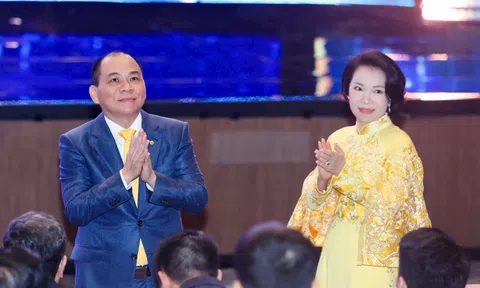 Trước mặt tỷ phú Phạm Nhật Vượng, nữ GS nhiều lần đến VN đề xuất bất ngờ tại Lễ trao giải VinFuture 2025