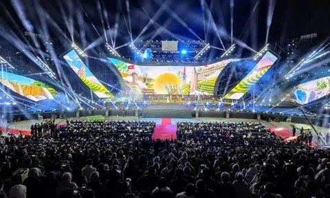 Hàng ngàn người đi xem khai mạc Lễ hội Trà quốc tế 2025 lần đầu tiên ở Đà Lạt