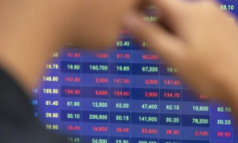 VN-Index tăng sát đỉnh lịch sử, nhà đầu tư nên làm gì?