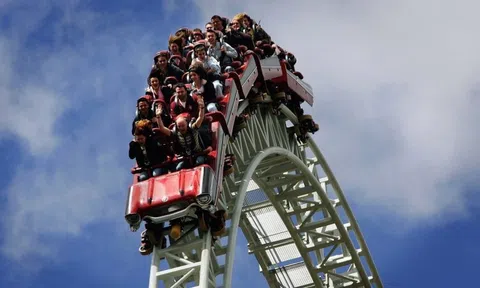 Chấm dứt tháng tăng phi mã "trần cứng" 14 phiên liên tiếp, một cổ phiếu "phi" từ trần xuống sàn, Chủ tịch HĐQT đăng ký thoái vốn ngay đỉnh