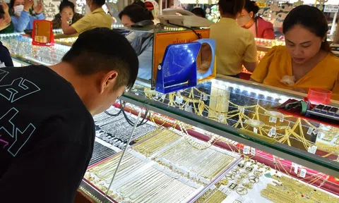 Giá vàng hôm nay 10-12: Tăng rất mạnh