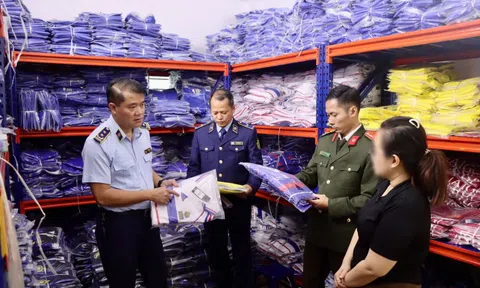 Phát hiện kho quần áo giả nhãn hiệu bán trên các sàn thương mại điện tử