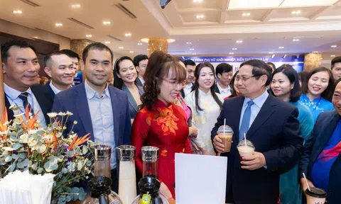 Khoảnh khắc Thủ tướng ghé thăm VikKafe - Câu chuyện truyền cảm hứng về những người phụ nữ ngân hàng số