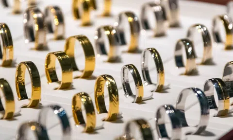 Giá vàng hôm nay 4/12: Vàng SJC neo cao, vàng thế giới đứng trước "ngã ba đường"