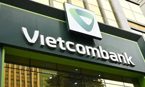 Khách hàng Vietcombank rút tiền, chuyển tiền, nộp tiền tại cửa hàng FPT chú ý biểu phí mới